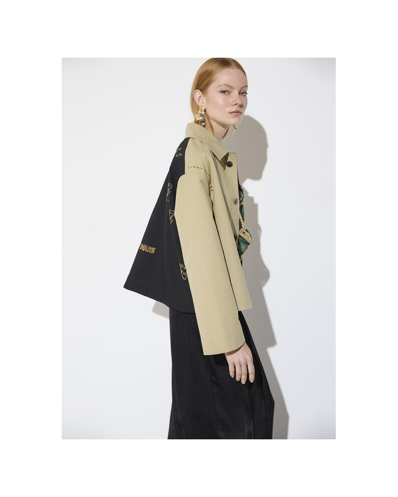 Trench court bicolore avec clous