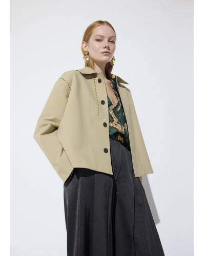 Trench court bicolore avec clous