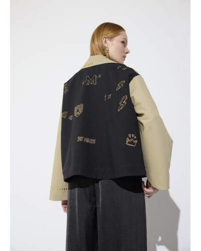 Trench court bicolore avec clous